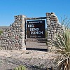 After driving on a dirt road for nearly an hour, we finallly saw the park sign entrance. Depois de dirigir por uma estrada de barro por quase uma hora, a gente chegou à entrada do parque.