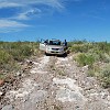 Here I got out of the jeep to guide Patrick and Jery (the driver) to avoid big rocks. Aqui eu saí do jipe para ajudar o Patrick e Jerry (o motorista) a fim de evitar bater em pedras grandes.