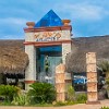 Daily activities must include spending time at the beach. In town, Futuro Beach is the best with plenty of bars and restaurant choices. This one has a theme based on Atlantis. : Family, Fortaleza, familia