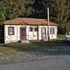 Cabin at Rising Sun Village with car parked in front of it. Chalé na Rising Sun Village com o carro estacionado em frente dela.