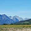 On the first day in Glacier, we did the 8-hour Waterton-Glacier International Peace Park Tour from Glacier to Waterton (Canada) in one of the historic Red Bus vehicles. There were gorgeous mountain and lake views and some wildlife, too. No primeiro dia em Glacier, a gente fez uma turnê de 8 horas com destino a Waterton (Canadá) em um veículo histórico (Ônibus Vermelho) usado em Glacier. As vistas das montanhas e lagos eram lindas e também tivemos oportunidade de ver animais slevagens no trajeto.