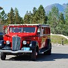 The Red Bus for the Waterton-Glacier International Peace Park Tour. O ônibus vermelho para a viagem internacional do parque da paz Waterton-Glacier.