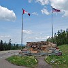 Entering Canada at Waterton-Glacier International Peace Park. Entrando no Canadá no Parque Internacional da Paz Waterton-Glacier.
