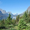 In the beginning, the Going-to-the-Sun Road travels along the margins of St. Mary Lake. No começo, a estrada Indo-para-o-Sol segue o contorno do Lago Santa Maria.