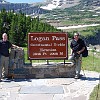 Logan Pass is one of the points at the Continental Divide. O Logan Pass é um dos pontos da divisão continental.