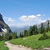 The Garden Wall is a very popular hike in Glacier. The views are superb and the trail goes right on the edge of a cliff for the first mile. A Parede do Jardim é uma trilha muito popular em Glacier. As vistas são incríveis e a trilha vai na beirada da montanha por cerca de 1,5 km.