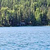 We rented a boat to go around the lake. Alugamos um barco para um passeio pelo lago.