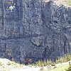 Notice the cut on the mountain rock for the trail. Veja o corte na rocha da montanha para a trilha.