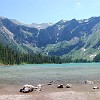 On the other side of the mountains is Hidden Lake (Day 2). No outro lado dessas montanhas está o Lago Escondido (Dia 2).