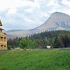 Just outside Glacier, we stopped at St. Mary's Lodge for dinner. Then we headed to our cabin. Antes de entrarmos no parque, a gente parou para jantar no hotel St. Mary. Então fomos para o nosso chalé.