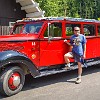 Mid-afternoon break and a chance to see a historic Red Bus up close. Pausa no meio da tarde e uma chance de ver um Red Bus histórico de pertinho. : Glacier NP, West Glacier, red bus, vacation 2014