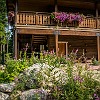 Beautiful grounds and lodging facilities were amazing. O local e nosso quarto eram muito bonitos. : Glacier Guides Lodge, Glacier NP, West Glacier, vacation 2014