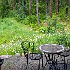 The back of our room opened into a nice patio. Aos fundos do nosso quarto tinha esse pátio. : Glacier Guides Lodge, Glacier NP, vacation 2014