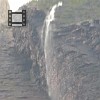 The falls have two prongs, but the wind sometimes stops one or the other. As quedas tem dois braços, mas às vezes o vento interrompe um ou o outro.