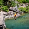Lots of people were braving the cold waters. Várias pessoas se aventuraram nas águas frias. : Glacier NP, St. Mary Falls, vacation 2014