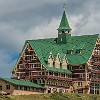 We sat by those three large windows on the ground floor. Nos sentamos perto daquelas três janelas grandes no piso térreo. : Glacier NP, Waterton Lakes NP, vacation 2014