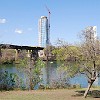 O centro perto do parque Zilker. Este é o Rio Colorado, que no centro da cidade recebe o nome de Lago Lady Birdem homenagem a esposa do ex-presidente Lyndon Johnson.