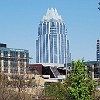 Bem abaixo do prédio do Frost pode-se ver a estrutura da prefeitura de Austin.
