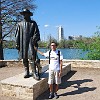 Na estátua em homenagem a Stevie Ray Vaughan, músico blues de Austin.