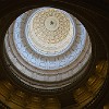 A cúpula da rotunda do Capitólio (com o nome Texas em volta da estrela no topo).