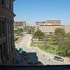 Olhando pela janela para o lado norte da cidade vendo o campus da Universidade do Texas ao fundo.