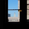 Olhando pela janela para a torre da Universidade do Texas.
