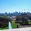 Vista do campus da universidade e centro da cidade ao fundo.