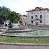 O departamento de Espanhol e Português com a fonte do lado sul do campus.