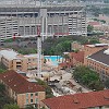 Detalhe do estádio de futebol americano (ao fundo) e a piscina externa.