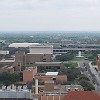 Vista para o leste com a Biblioteca do ex-presidente Lyndon Johnson ao fundo à esquerda da fonte.
