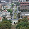 Vista para o sul com o novo centro de convenções e hotel da universidade no lado direito ao fundo.