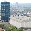 Um dormitório particular (prédio azul) e bibilioteca de livros raros no primeiro plano.