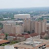 O maior dormitório estudantil dos Estados Unidos no campus da Universidade do Texas. Ao fundo, o prédio redondo é o ginásio para shows e esportes.