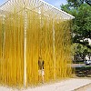 Escultura perto da entrada do museu Blanton.