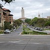 O Centro de Convenções e Hotel da Universidade do Texas à esquerda (com a torre ao fundo).