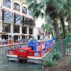 O River Walk com seus barcos de passeio.