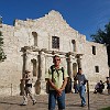 Em frente do prédio histórico do Álamo, onde se deu a batalha da posse do Texas.