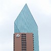 Esse prédio azul vai aparecer muito. Ele se chama Fountain Place.