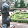 Nos jardins da coleção de arte asiática.