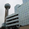 Essa torre tem um restaurante rotativo, mas só entra quem faz reserva no restaurante e não pode usar calça jeans, nem tênis nem camiseta.