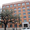 O prédio de onde o Lee Harvey Oswald assassinou o Presidente Kennedy da janela no canto direito superior, a segunda de cima para baixo.
