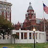 O memorial ao Presidente Kennedy em primeiro plano.