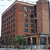 Os fundos do prédio. Naquele 6º andar (o térreo é o primeiro) tem um museu sobre todo o assassinato, incluindo o canto de onde Lee Oswald atirou.