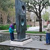 Quadrado com Dois Círculos, de Hepworth.