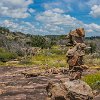 This interesting cairn caught my attention. Este monte de pedras interessante chamou minha atenção. : Inks Lake SP