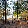 There was hardly anyone else in the park. Quase não havia mais ninguém no parque.