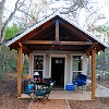 Of the 14 mini-cabins, only 2 were occupied. We had Christmas lights in ours. Dos 14 mini-chalés apenas 2 estavam ocupados. Colocamos luzes de Natal no nosso.