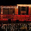 This house was different because it also had music playing along with the lights. Esta casa era diferente pois adicionou música tocando com as luzes.