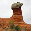 These rock formations are common in the park and are called hoodoo. Essas formações rochosas são comuns no parque.