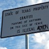 Neste lado da cerca não é permitido o uso de grafiti, mas ninguém respeita como o próprio sinal mostra.